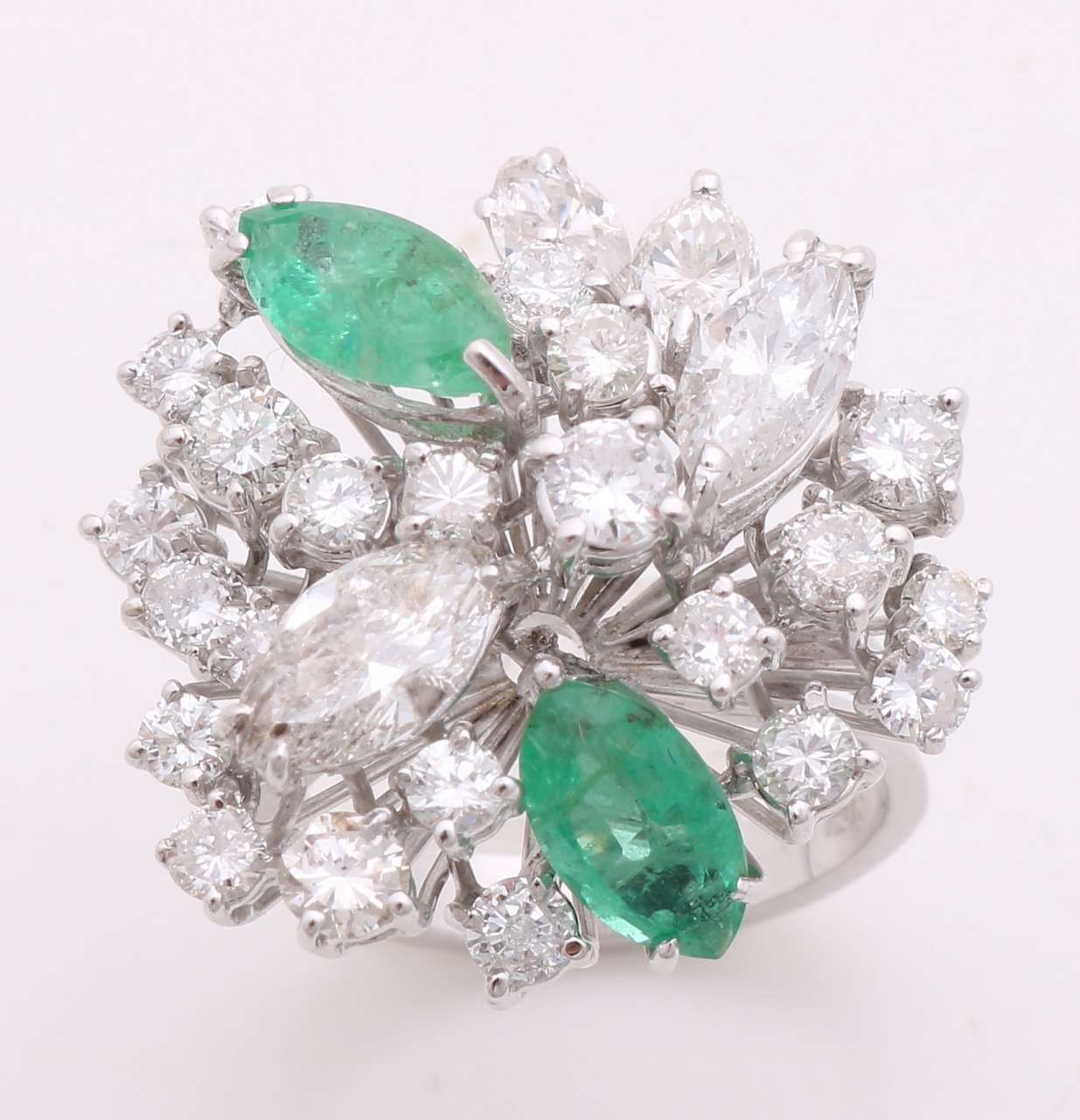 Witgouden ring met briljant en smaragd