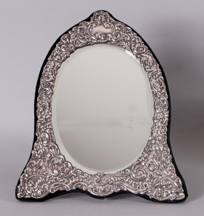 Engelse spiegel met zilveren rand.