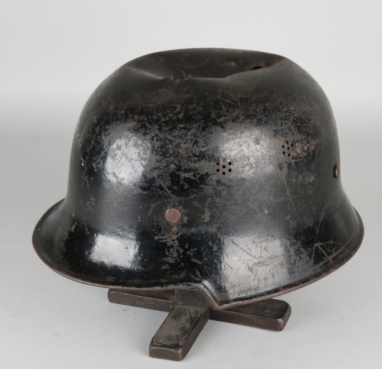 Duitse WO II helm met inslag