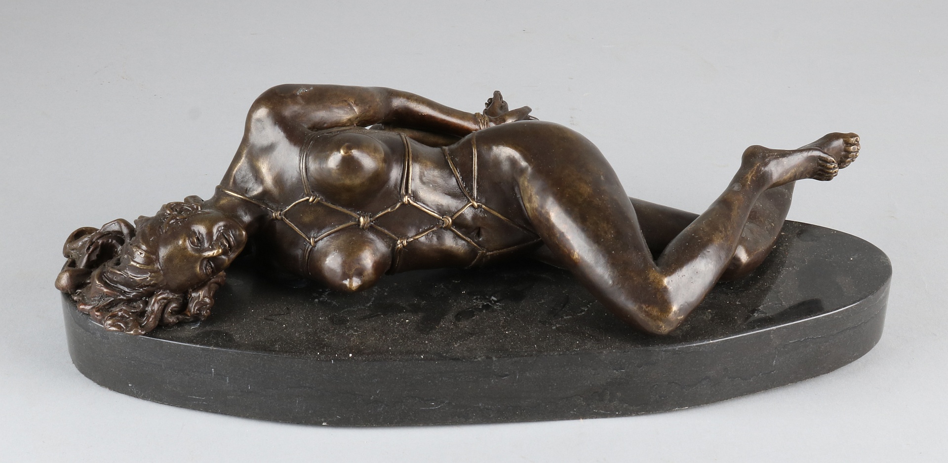 Bronzen figuur, gebonden naakte vrouw