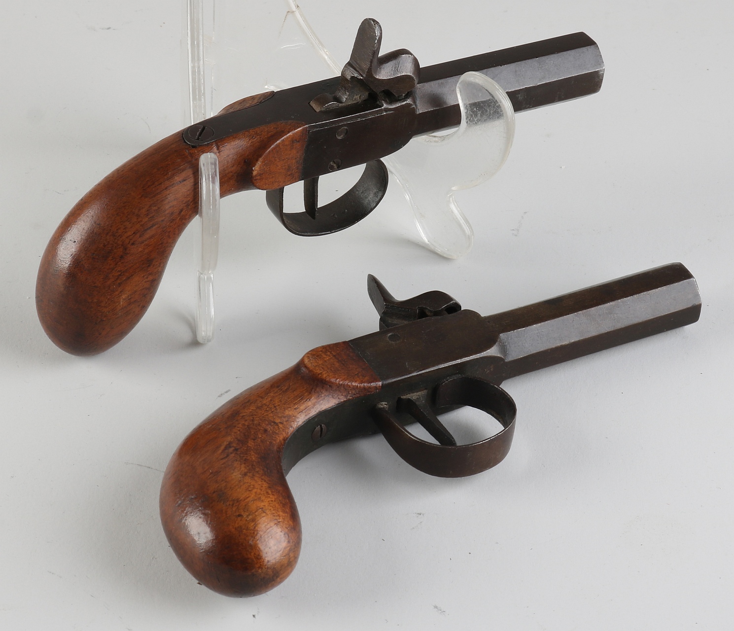 Twee antieke pistolen