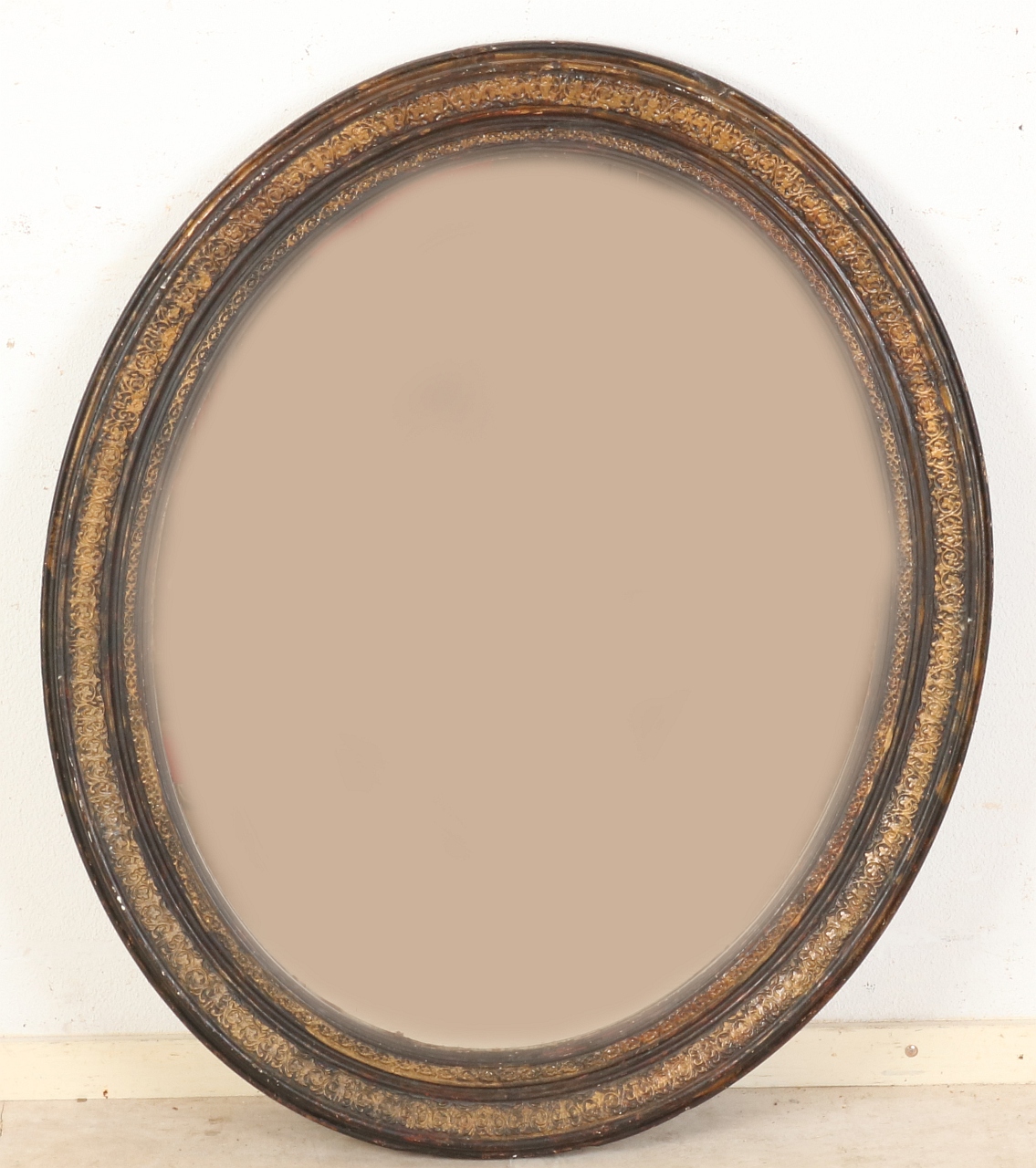 Ovale spiegel, 77 x 88 cm.
