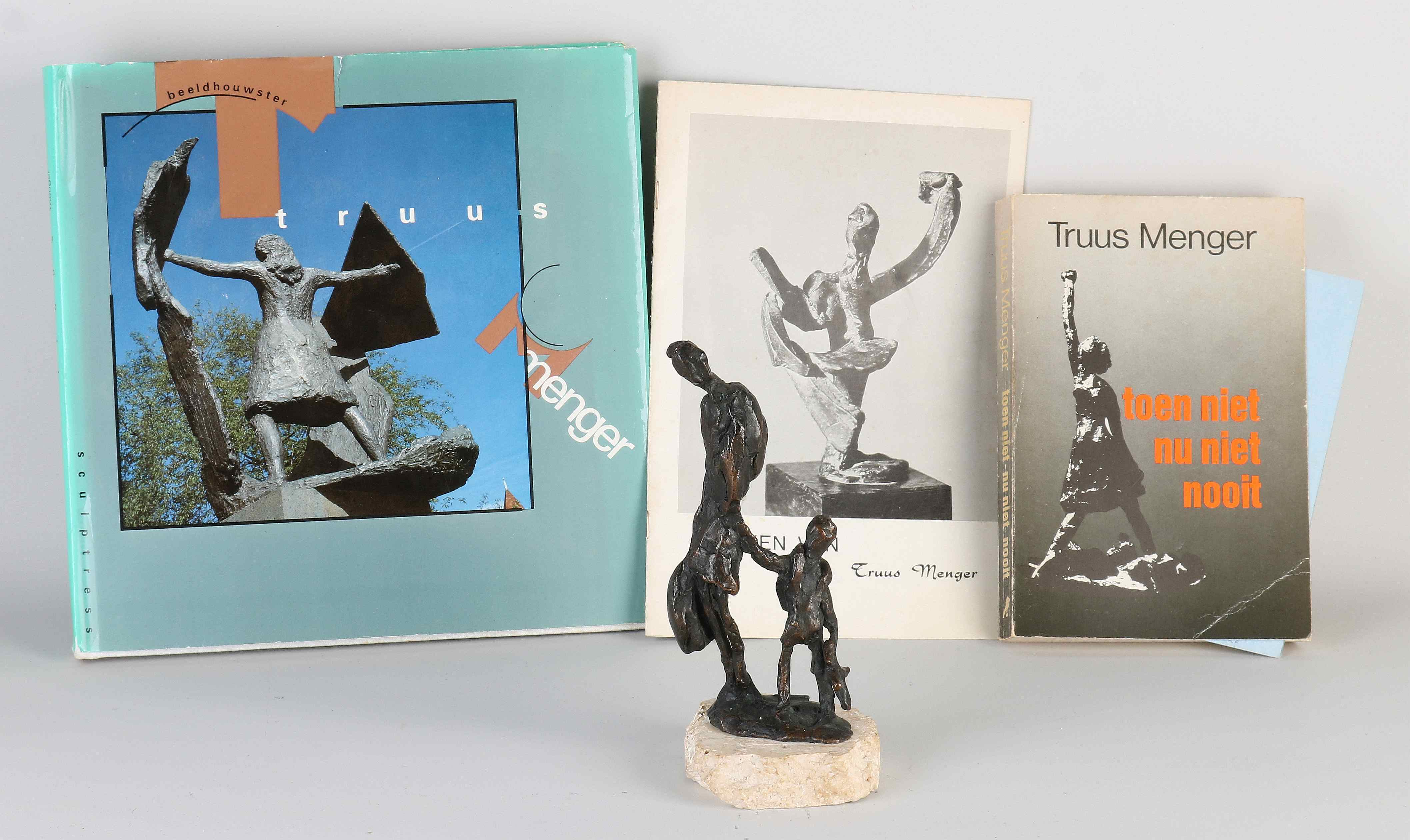 Bronzen figuur door Truus Menger + boekjes