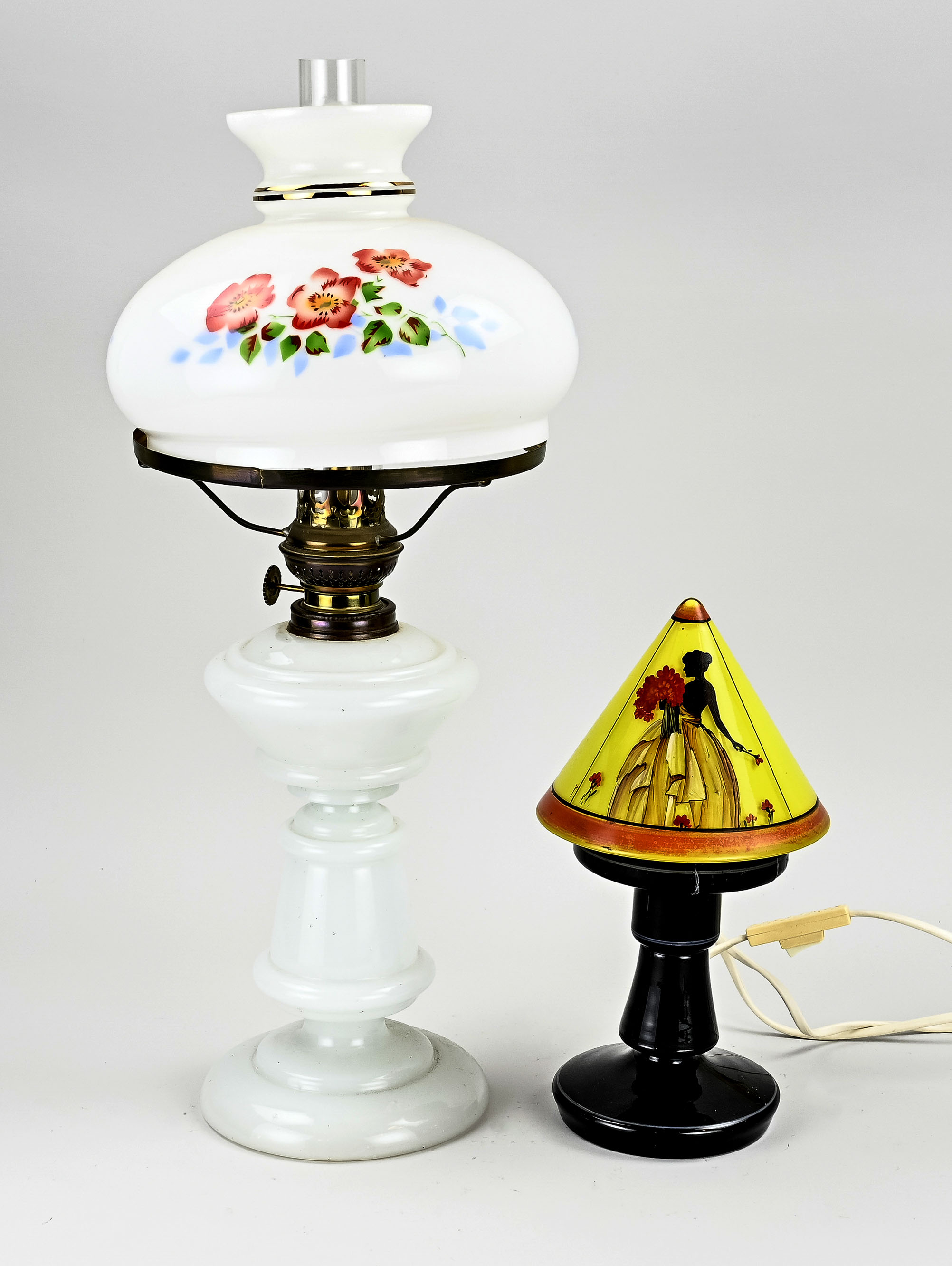 Twee antieke opaline tafellampen