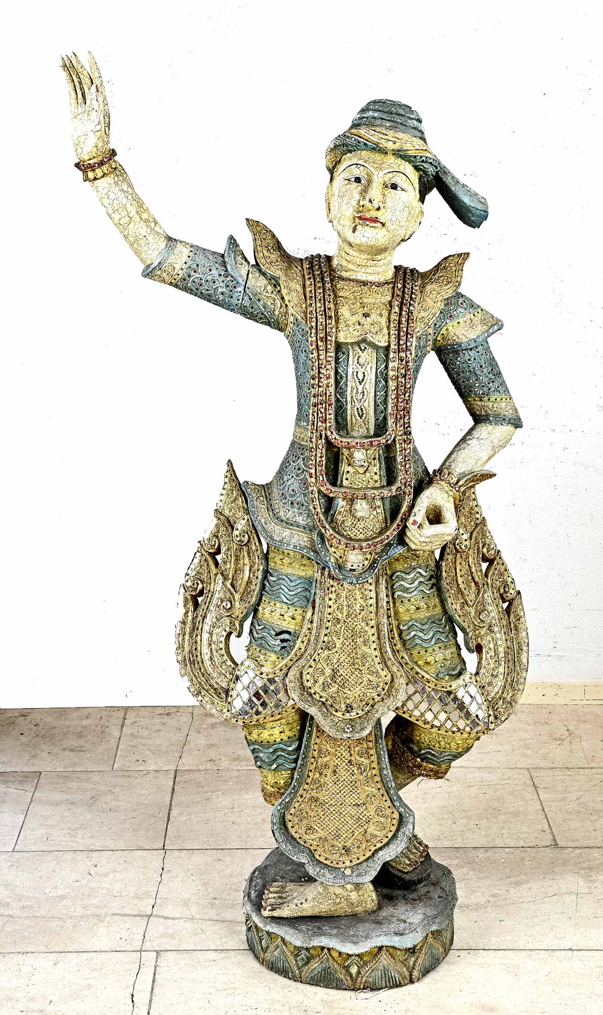 Groot Balinees houtgestoken beeld, H 151 cm.