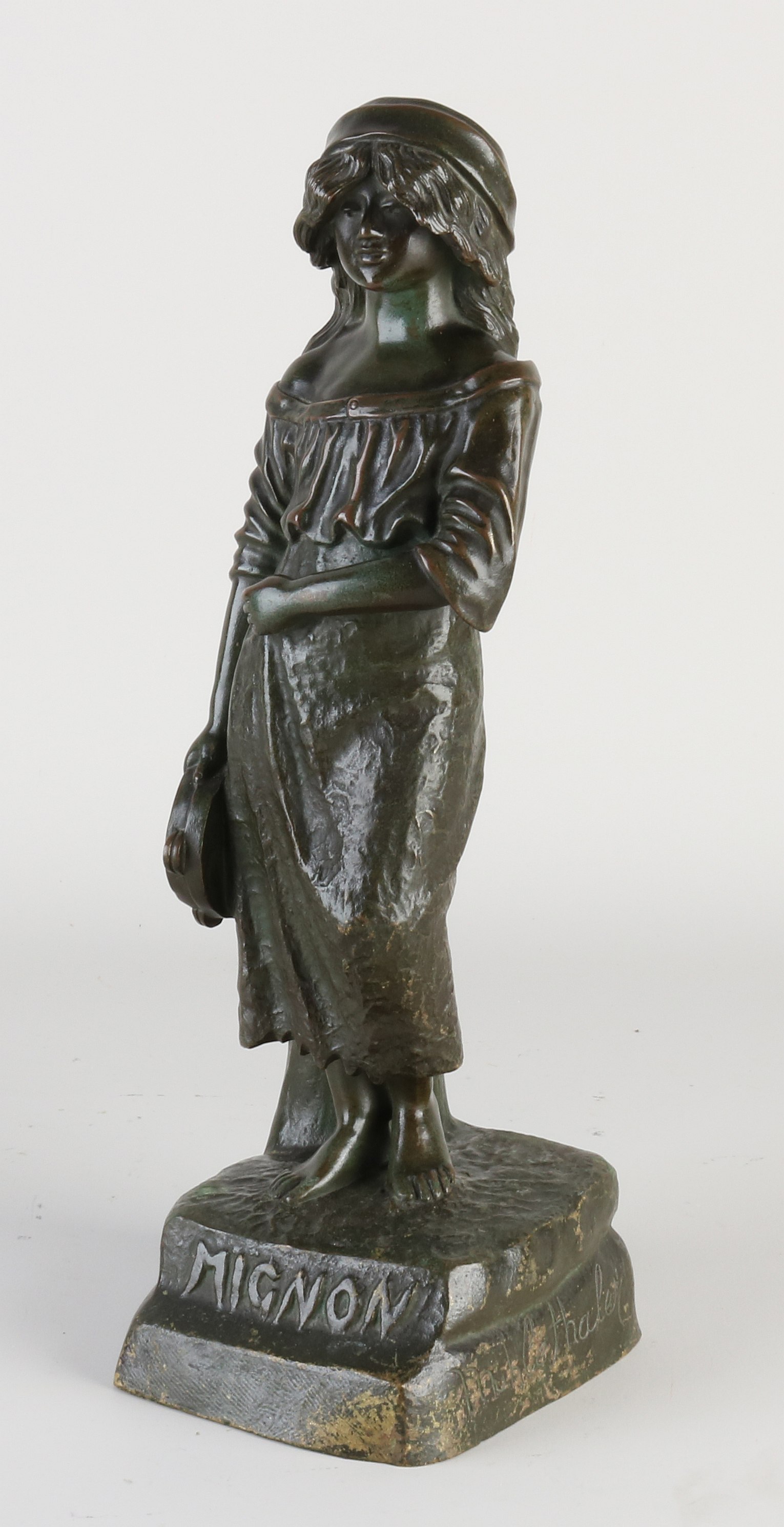 Antiek bronzen figuur, Vrouw met tamboerijn
