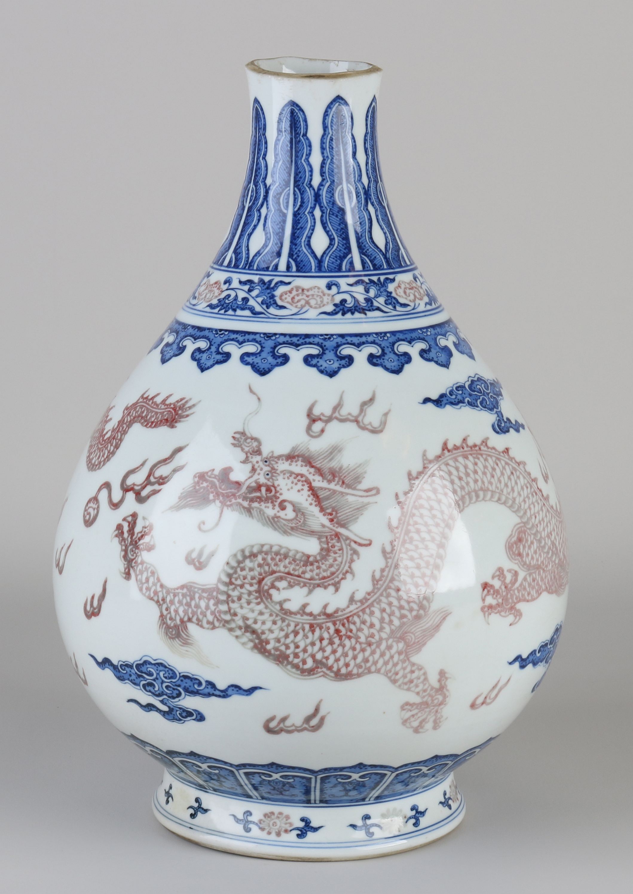 Chinese drakenvaas, H 28 cm.