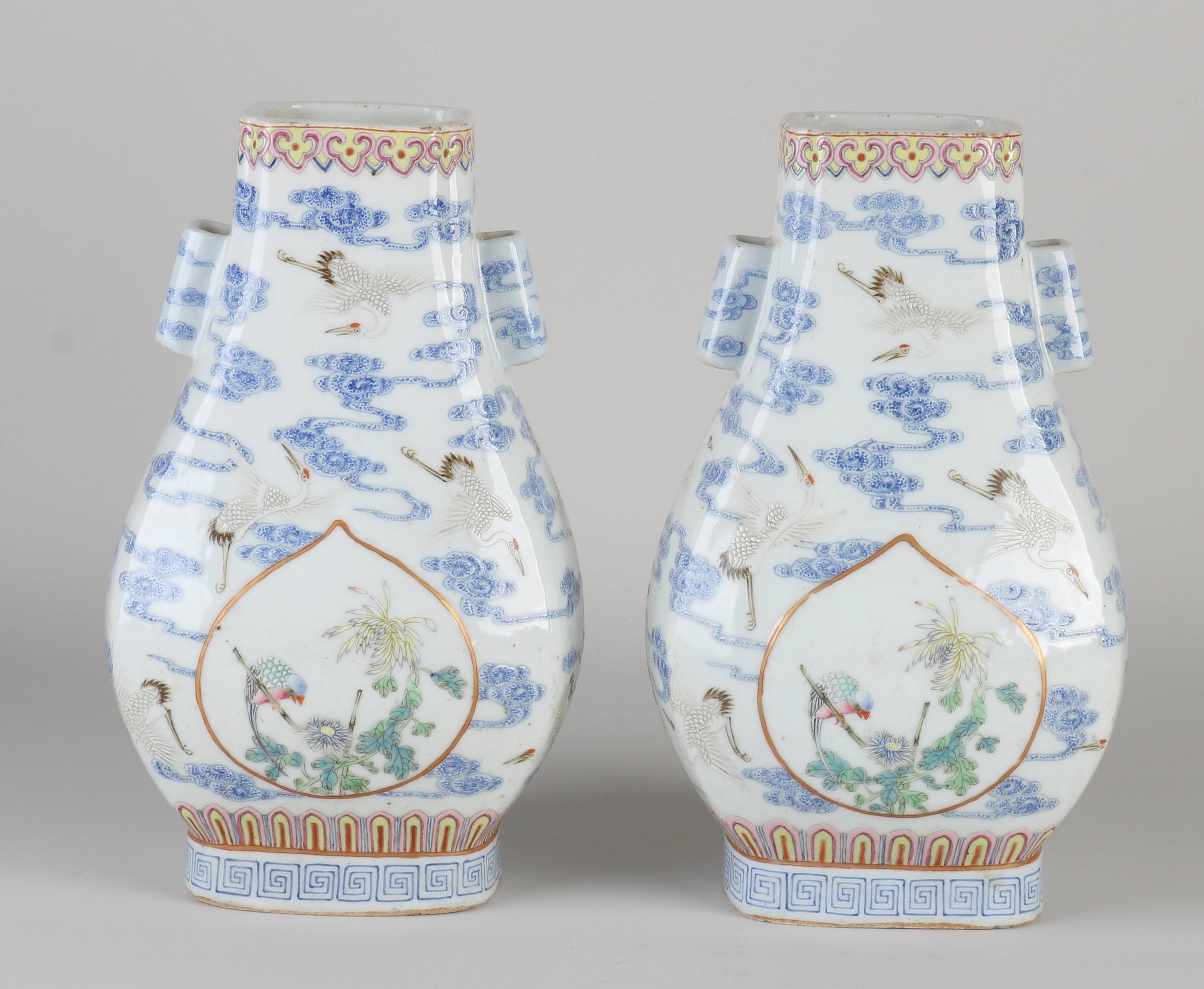 Twee Chinese vazen, H 22 cm.