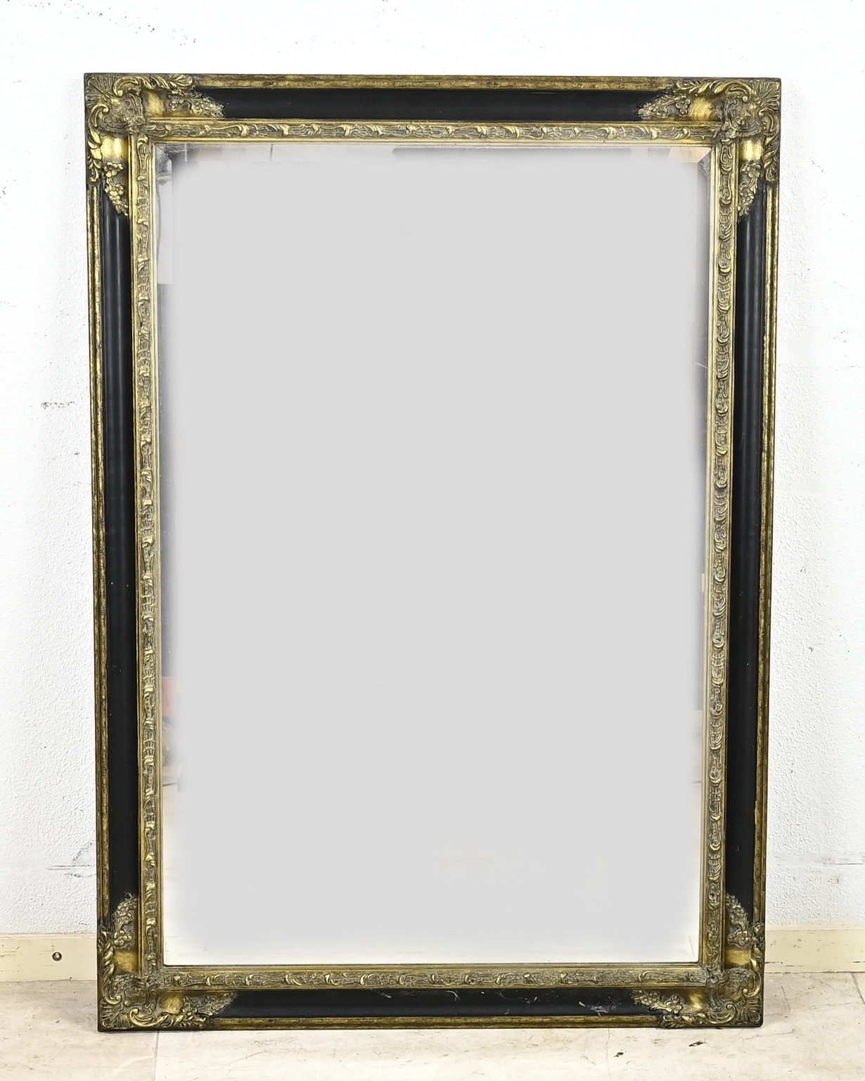 Decoratieve spiegel, H 100 x B 74 cm.