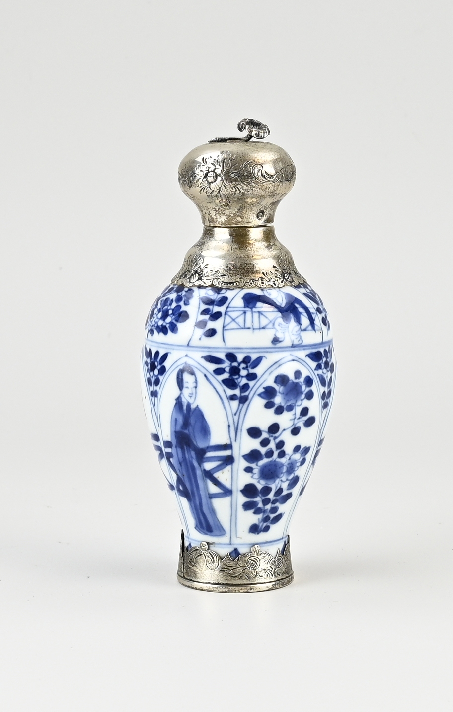 17e - 18e Eeuwse Chinese Kang Xi vaas met zilver, H 16 cm.