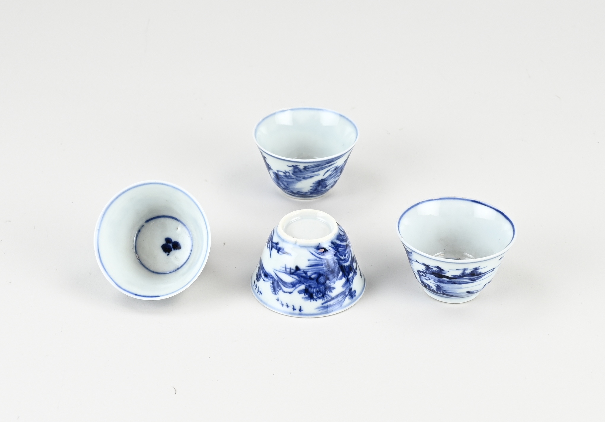 Vier 18e eeuwse Chinese cups Ø 5,5 cm.