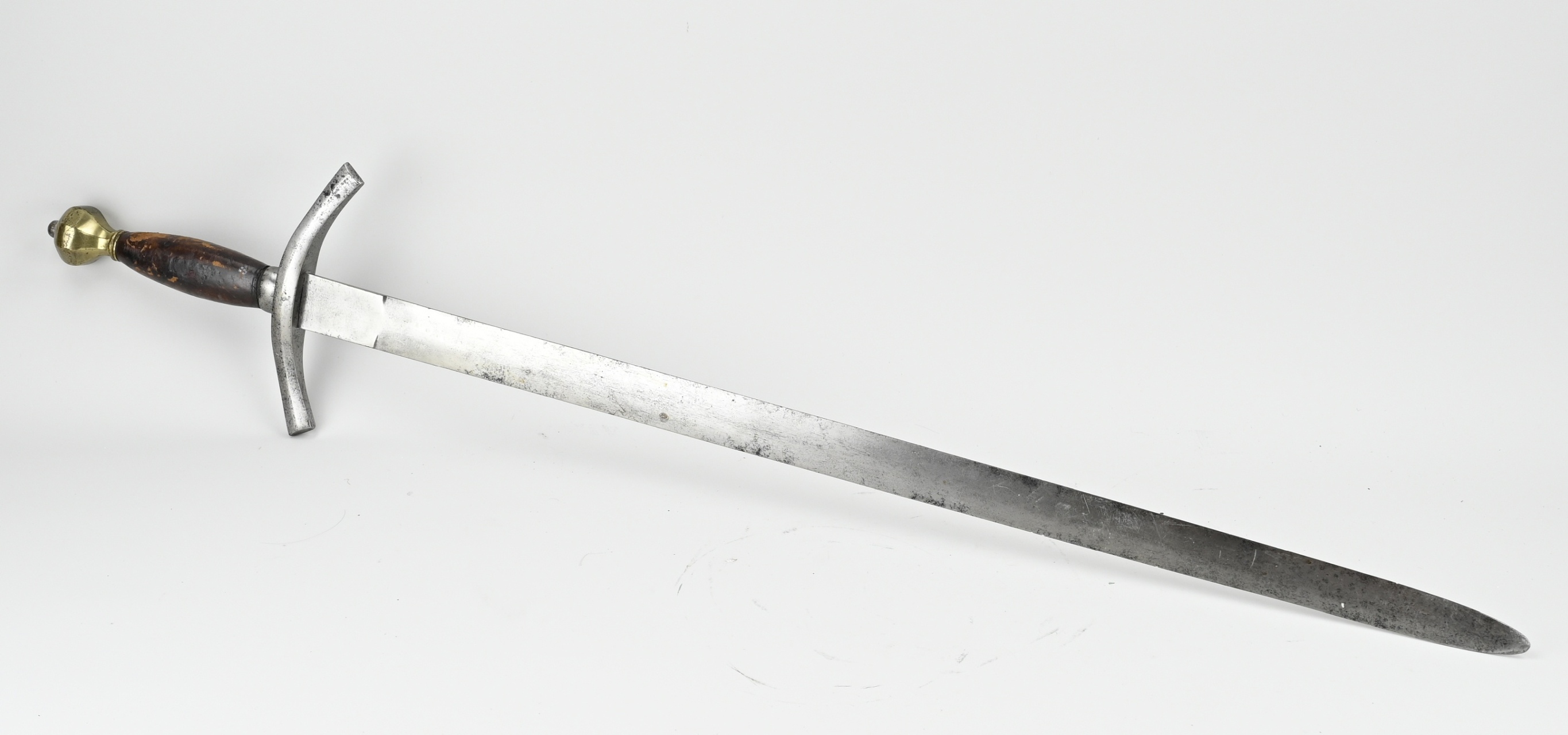 Antiek zwaard, L 93 cm.