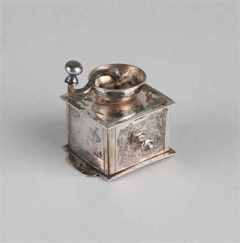 Zilveren miniatuur koffiemolen, 1746