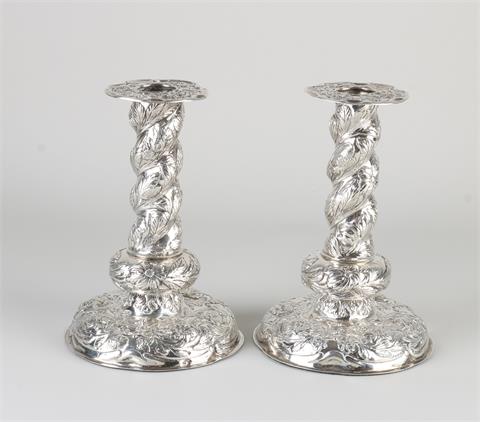 Twee zilveren kandelaren
