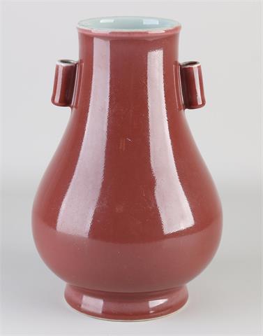 Chinese rood-glazuur vaas, H 26,5 cm.