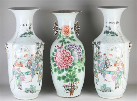 Drie grote Chinese vazen, H 57 - 59 cm.