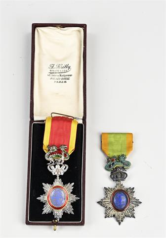 Twee antieke Indo China medailles